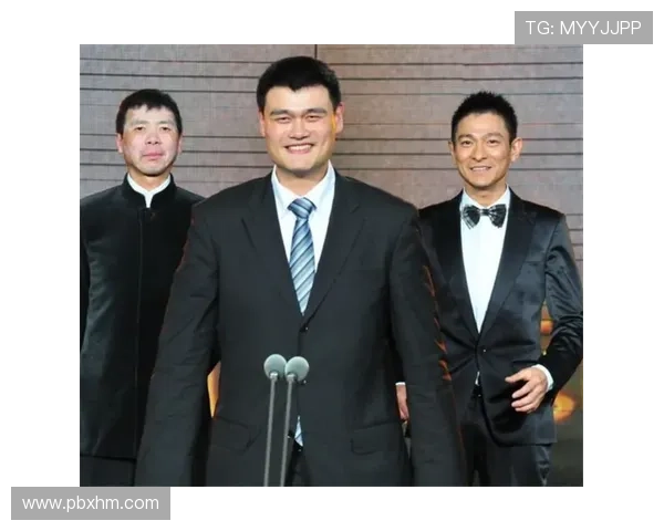 姚明与篮网新秀杰明同框合影引发热议谁能在巨人面前不变矮人